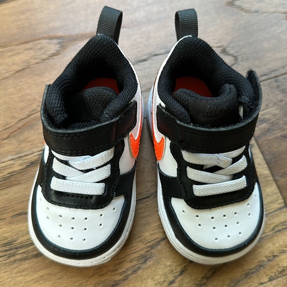 Baby Boy Nikes adorable Velcro strap - Picture 2 of 4